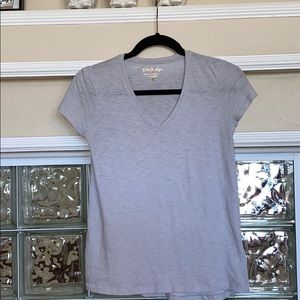 💖Lilly Pulitzer V neck tee in light gray/silver💖